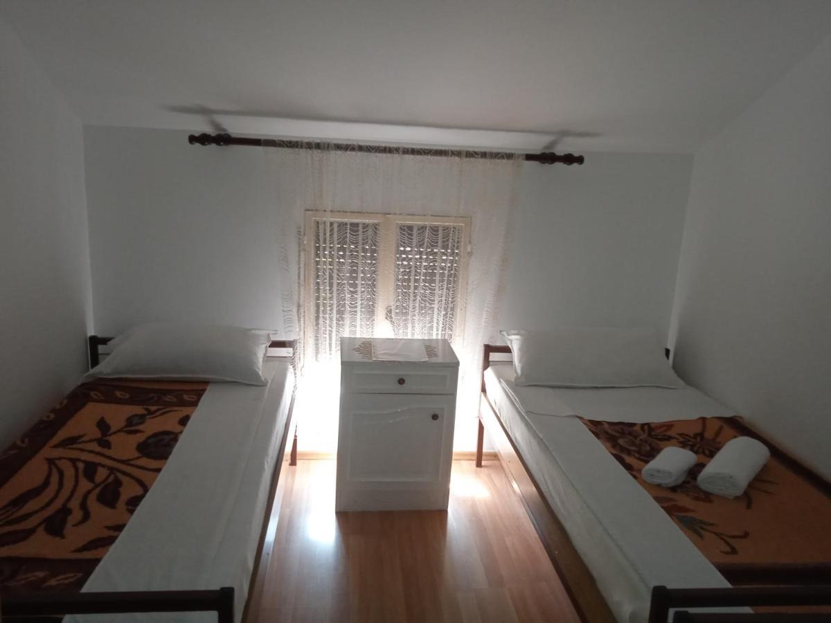 Hostel Vera - Airport Podgorica Mitrovici  Zewnętrze zdjęcie