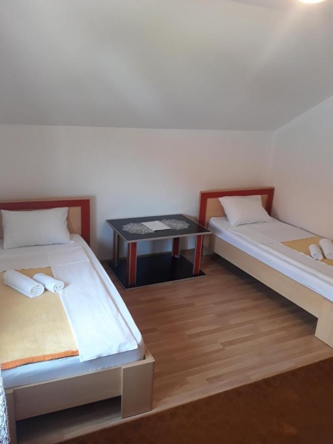 Hostel Vera - Airport Podgorica Mitrovici  Zewnętrze zdjęcie