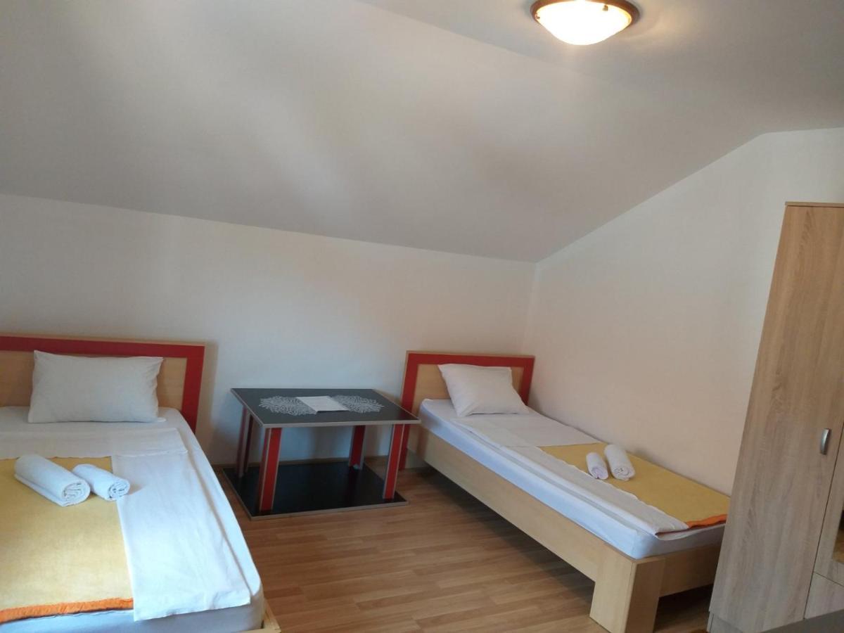 Hostel Vera - Airport Podgorica Mitrovici  Zewnętrze zdjęcie