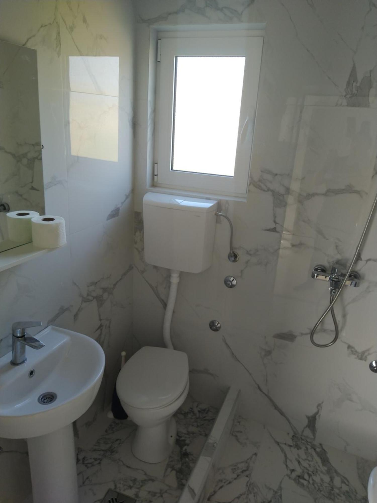 Hostel Vera - Airport Podgorica Mitrovici  Zewnętrze zdjęcie