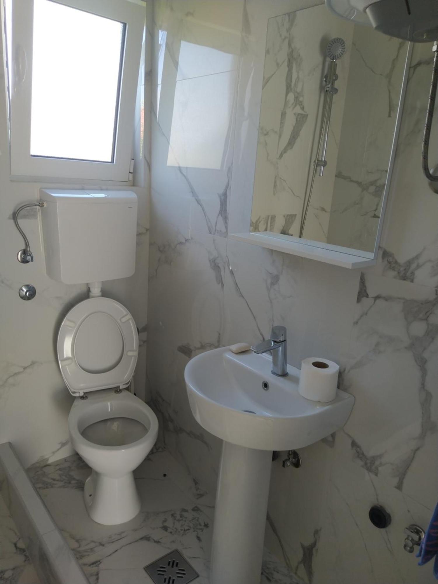 Hostel Vera - Airport Podgorica Mitrovici  Zewnętrze zdjęcie
