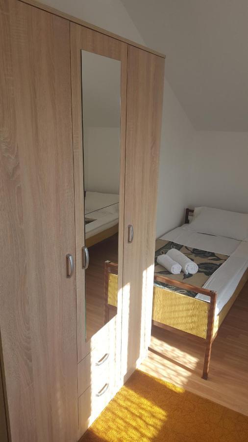 Hostel Vera - Airport Podgorica Mitrovici  Zewnętrze zdjęcie