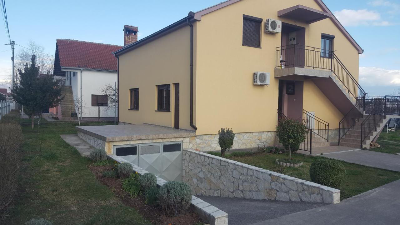 Hostel Vera - Airport Podgorica Mitrovici  Zewnętrze zdjęcie