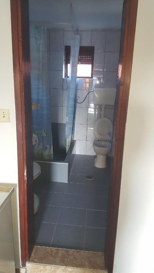 Hostel Vera - Airport Podgorica Mitrovici  Zewnętrze zdjęcie