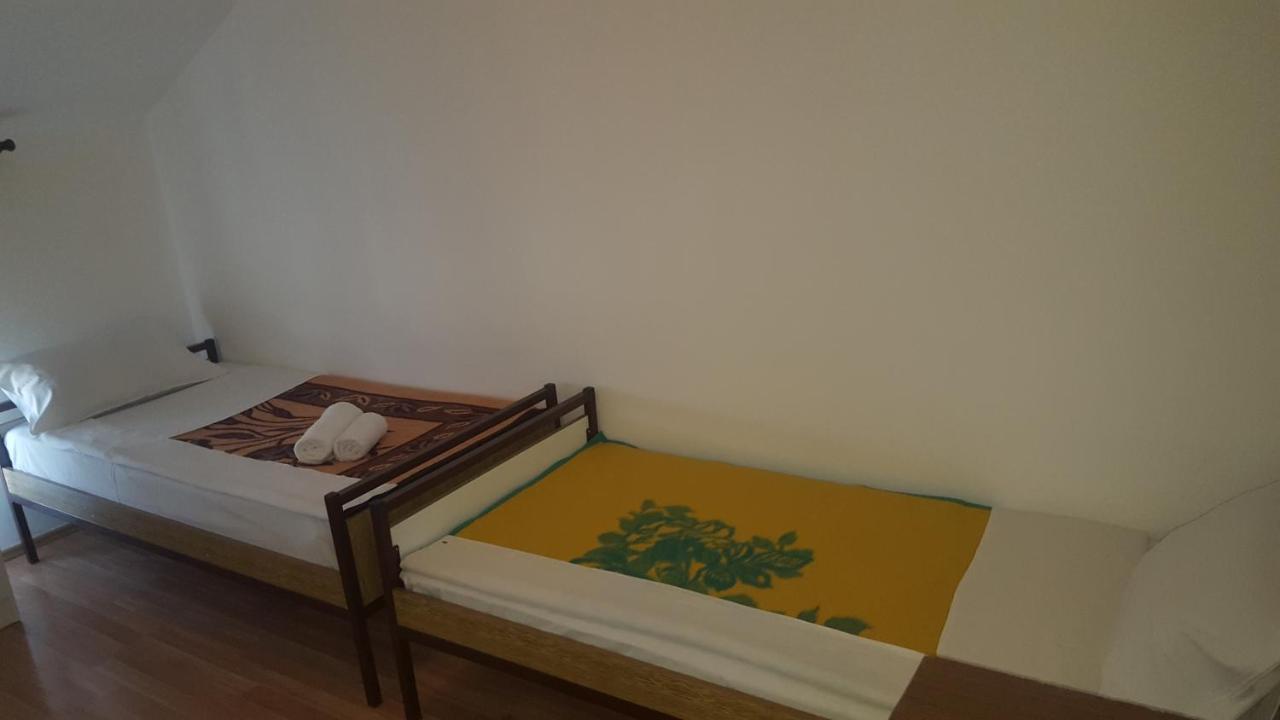 Hostel Vera - Airport Podgorica Mitrovici  Zewnętrze zdjęcie